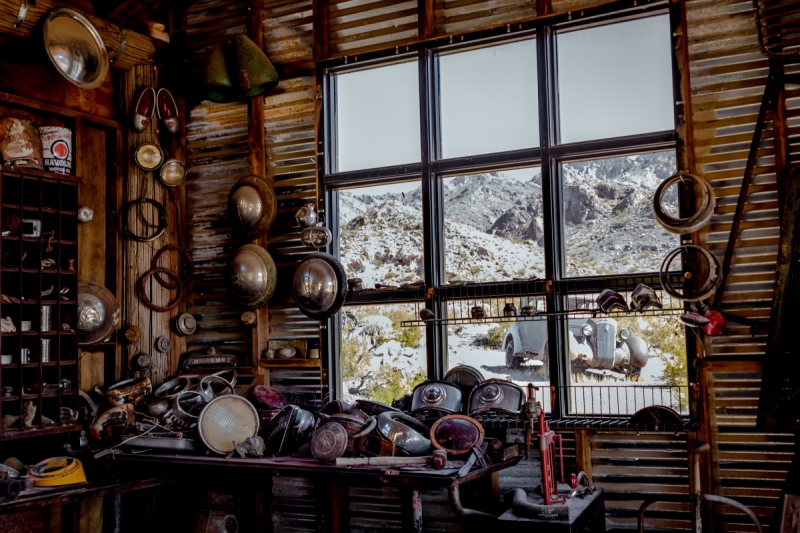 cordonnerie-STE AGNES-min_shop_window_part_junk_abandoned-138873